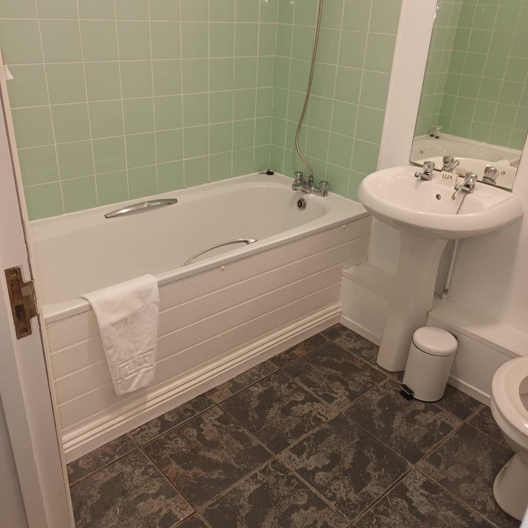 Cefn Mably Hotel Пенарт Екстериор снимка